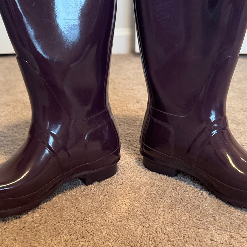Hunter Tall Gloss Rain Boots in Purple with Cream Fleece Inserts - Picture 2 of 7